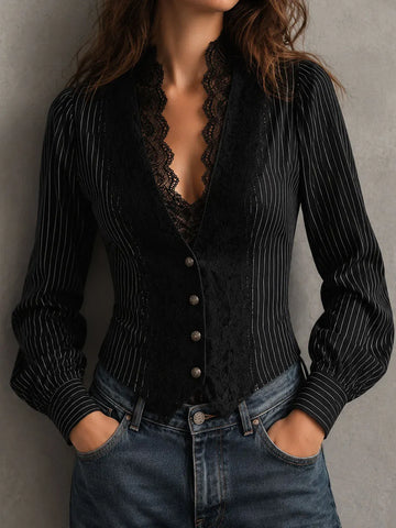 Blusa Retrô Elegante Preta com Listras Finas e Painel de Renda