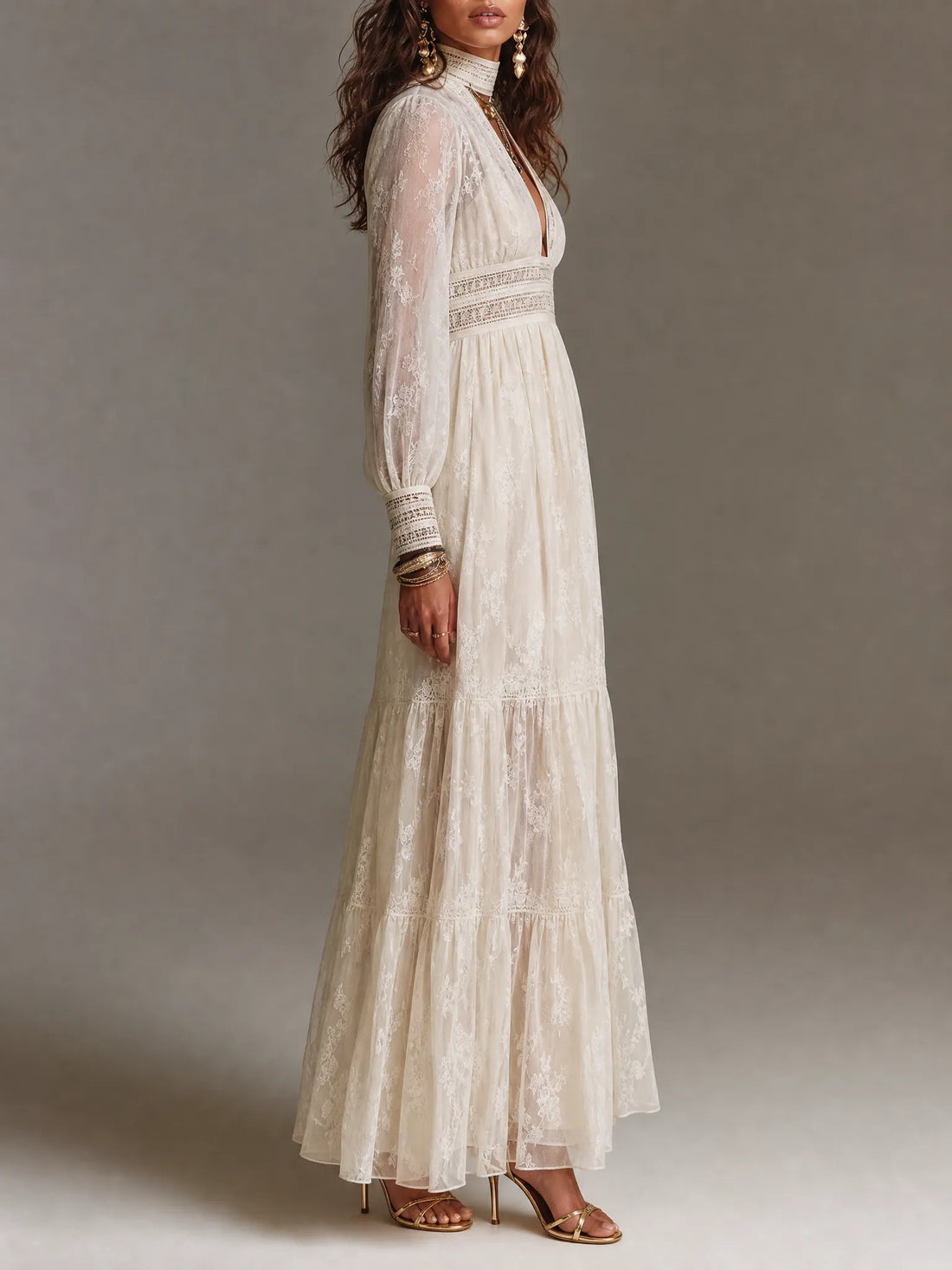 Robe longue bohème à volants étagés, taille smockée, découpe goutte d'eau et col haut en dentelle