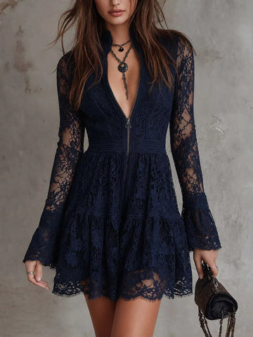 Minivestido Vintage com Renda, Manga Flare e Zíper na Gola