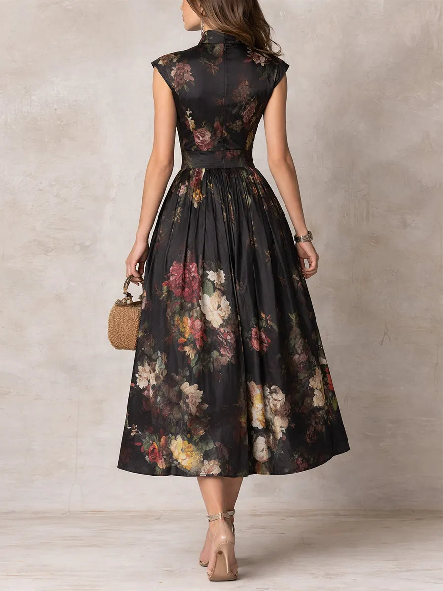 Robe midi élégante en satin plissé à col découpé