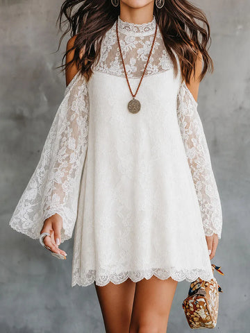 Vestido Boho Romântico Branco de Renda com Mangas Flare e Detalhe nos Ombros