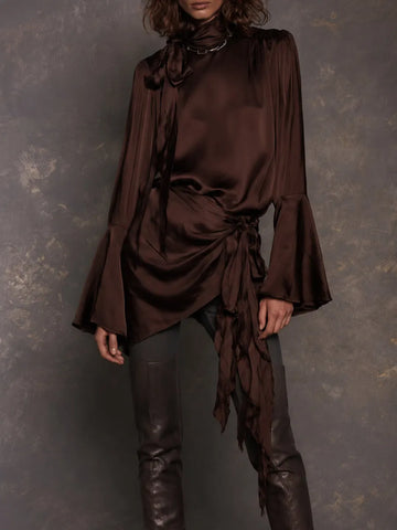 Blusa Drapeada de Cetim Chocolate com Laço no Pescoço