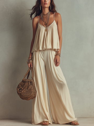 Um Top Fluido Off White Combinado Com Alças Finas e Calças Wide Leg