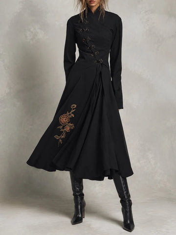Vestido Midi Bordado com Gola Mandarim Preto