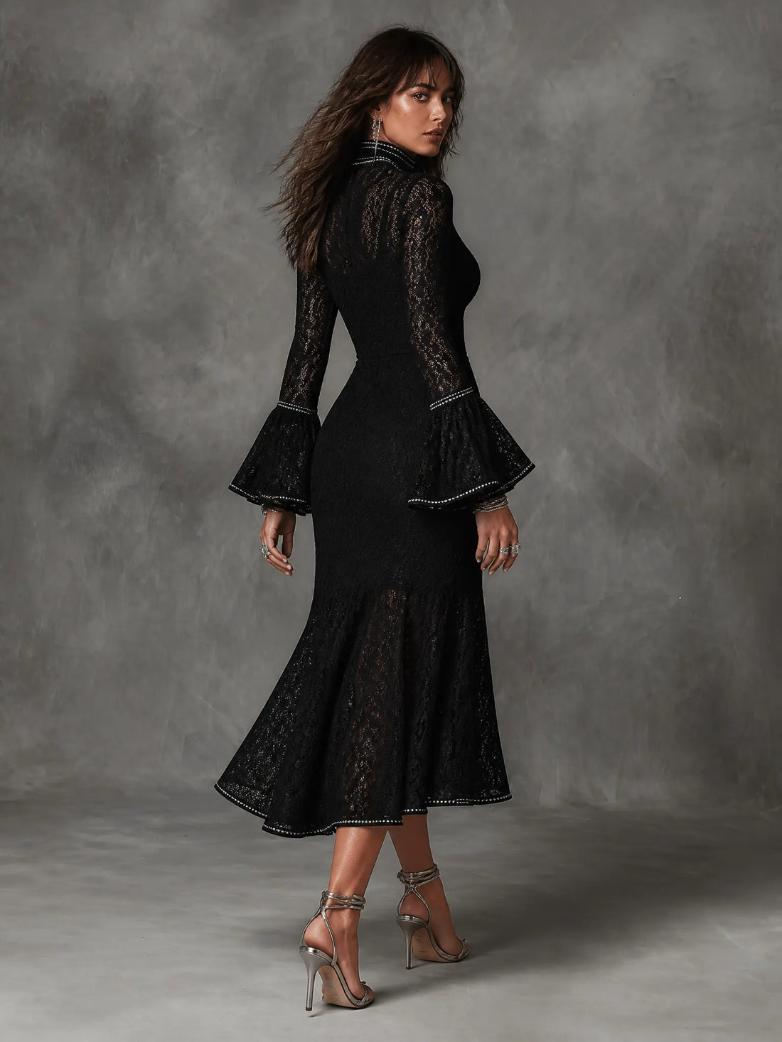 Robe midi sirène vintage en dentelle florale noire avec col montant, découpes, longues manches cloche, et passepoil en strass argentés