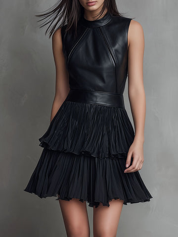 Minivestido Preto Elegante de Couro Ecológico e Chiffon Plissado em Camadas