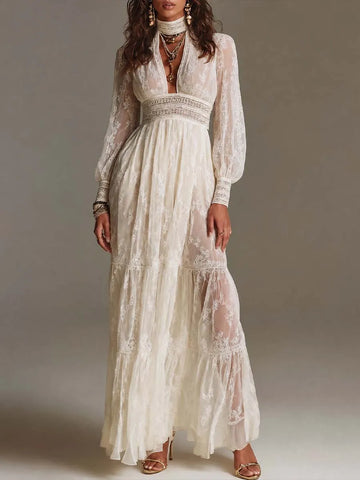 Robe longue bohème à volants étagés, taille smockée, découpe goutte d'eau et col haut en dentelle