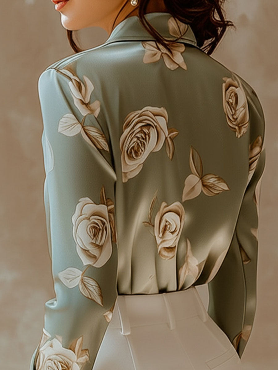 Chemise en satin boutonnée sur le côté à motif rose et revers élégants
