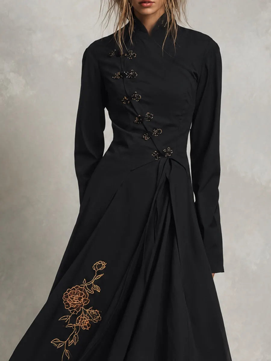Robe midi noire brodée à col mandarin