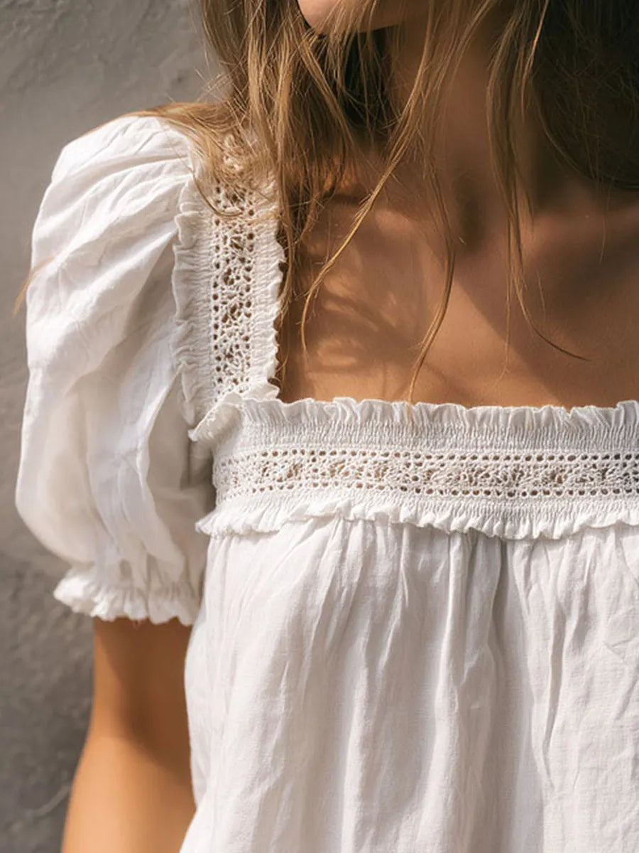 Chemisier blanc bohème à encolure carrée et manches bouffantes, orné de dentelle au crochet