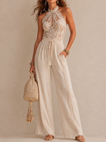 Macacão Pantacourt Bege Boho de Renda com Gola Halter e Cintura Ajustável por Cordão com Barra Desfiada