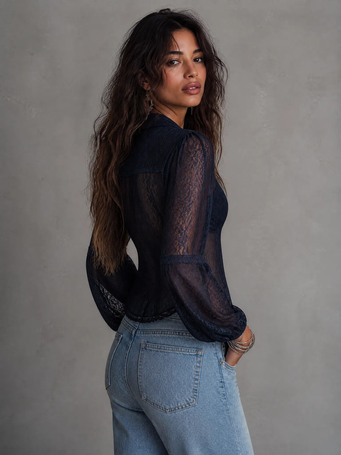 Chemisier vintage en dentelle transparente à manches longues bouffantes, col et boutonnage en V sur le devant