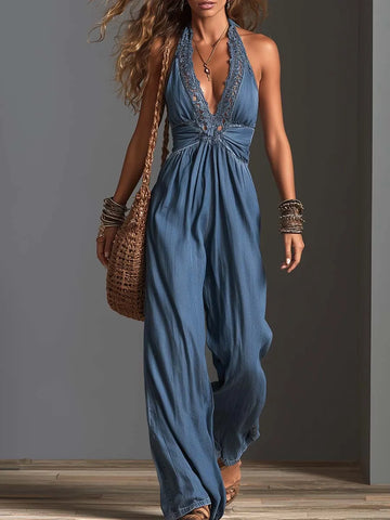 Combinaison longue style bohème en jean chambray dos nu et décolleté en V profond, avec bordure en dentelle
