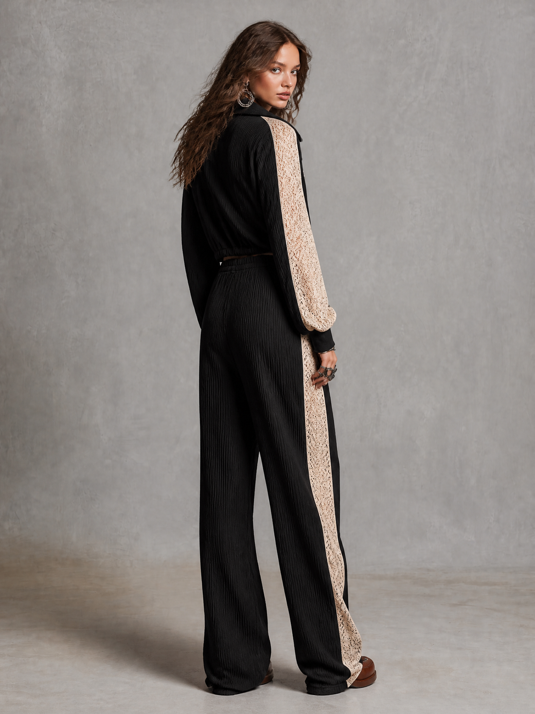 Ensemble deux pièces : pantalon large côtelé à taille coulissée et veste courte côtelée à col zippé avec manches à empiècements en dentelle