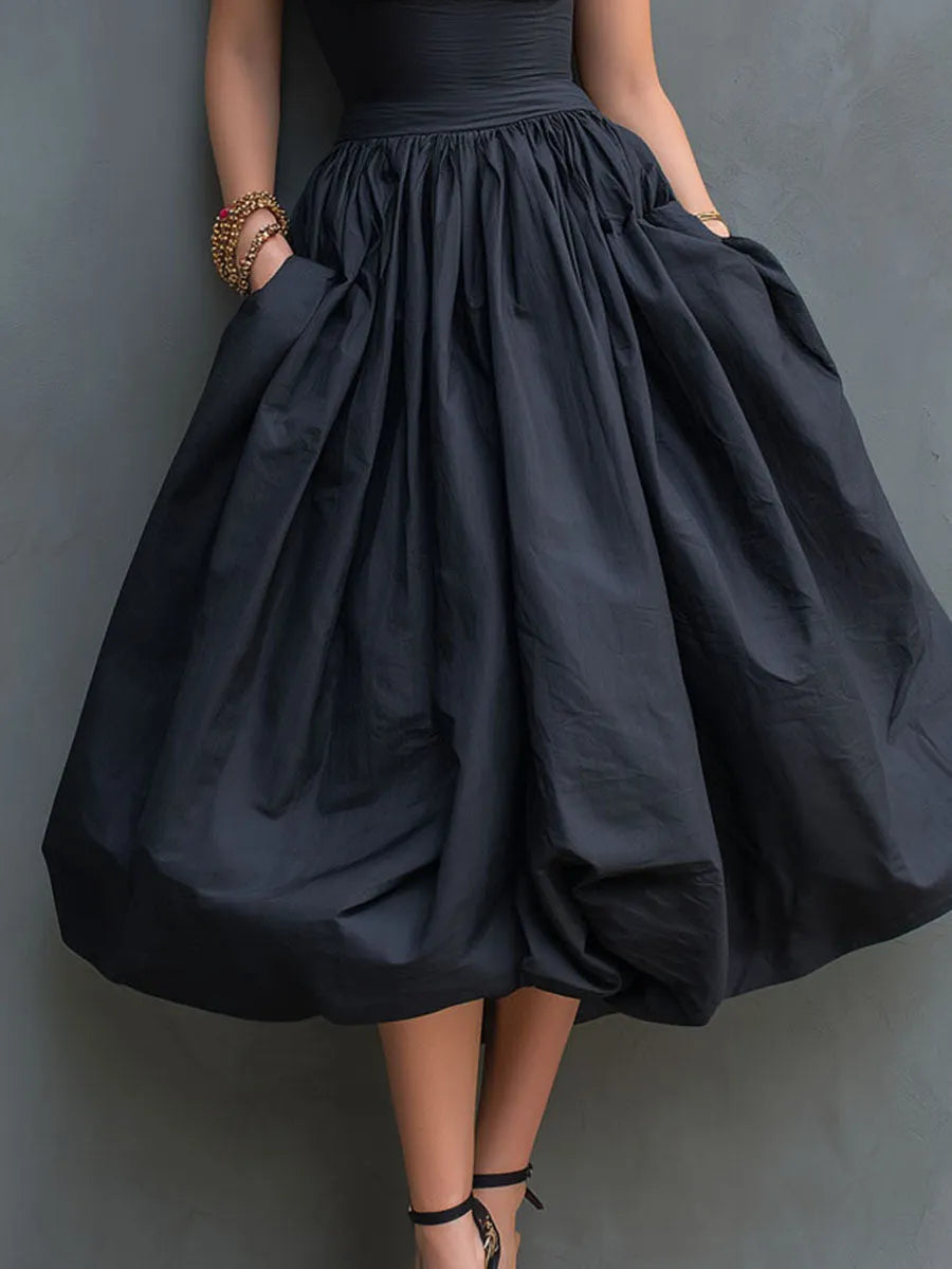 Elegante Abito Midi Nero con Scollo all'Americana, Corpino Plissettato e Gonna a Palloncino