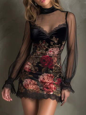 Minivestido com Estampa de Rosas em Veludo, Transparência em Patchwork e Acabamento em Renda