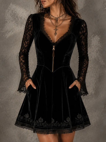 Mini Vestido Gótico Preto de Veludo com Mangas de Renda e Barra Bordada