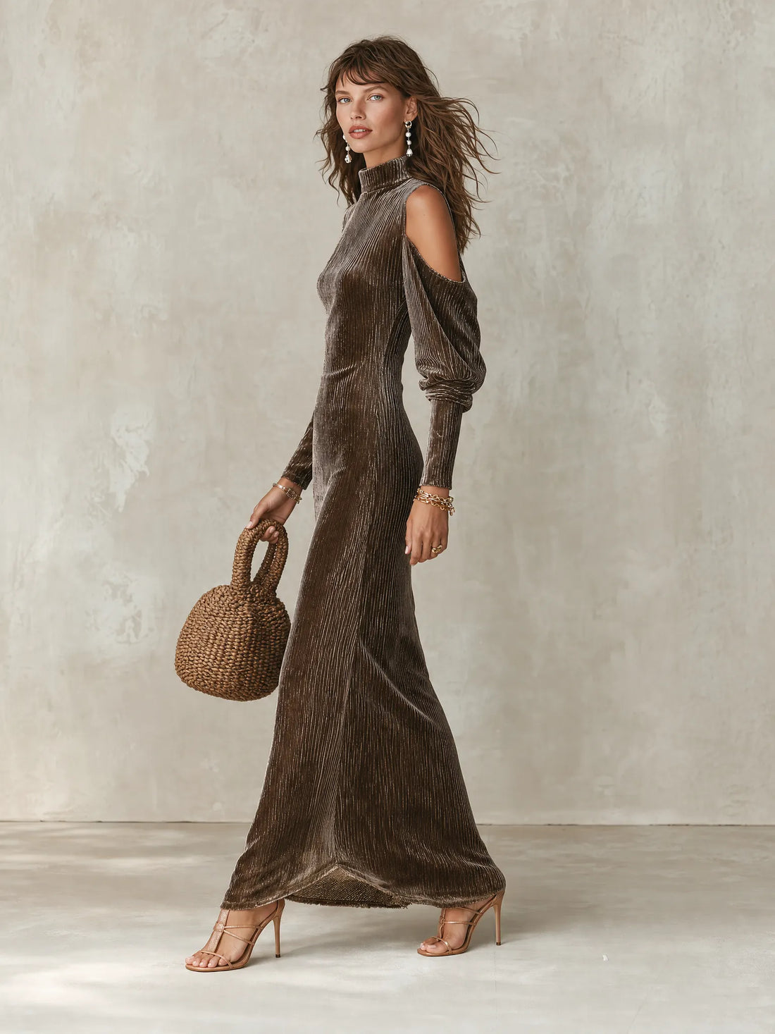 Robe longue coupe slim épaules découpées et faux col style bohème chic