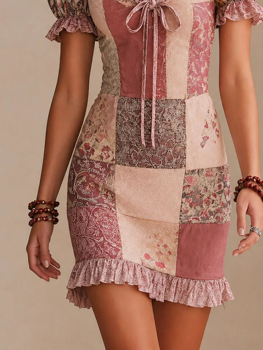 Miniabito vintage a balze con maniche a sbuffo e scollo a cuore