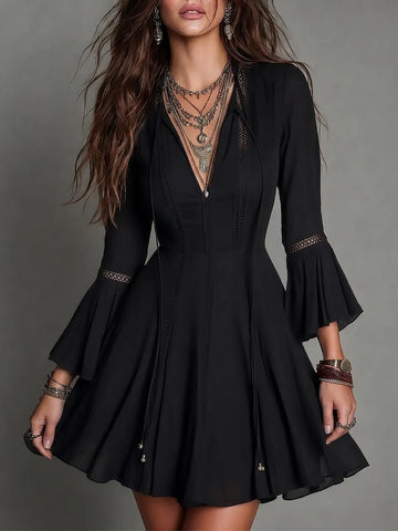Minivestido evasê vintage com amarração no pescoço e acabamento de renda recortada