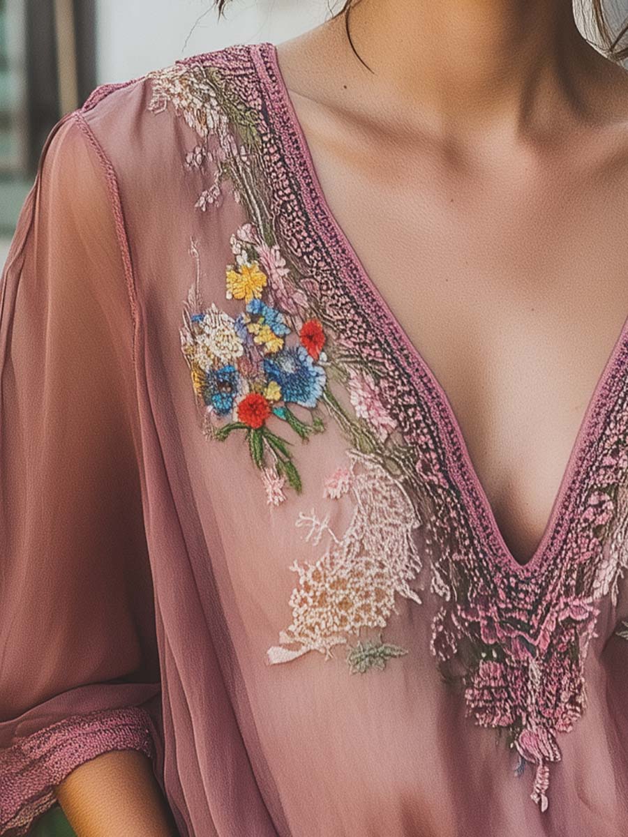 Chemisier élégant en mousseline à broderies florales gris-violet et demi-manches