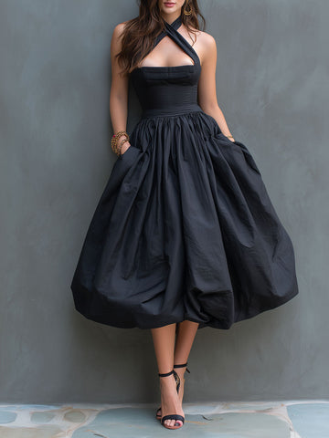 Elegante Vestido Midi Plissado Balone com Gola Halter e Saia Balone na cor Preta
