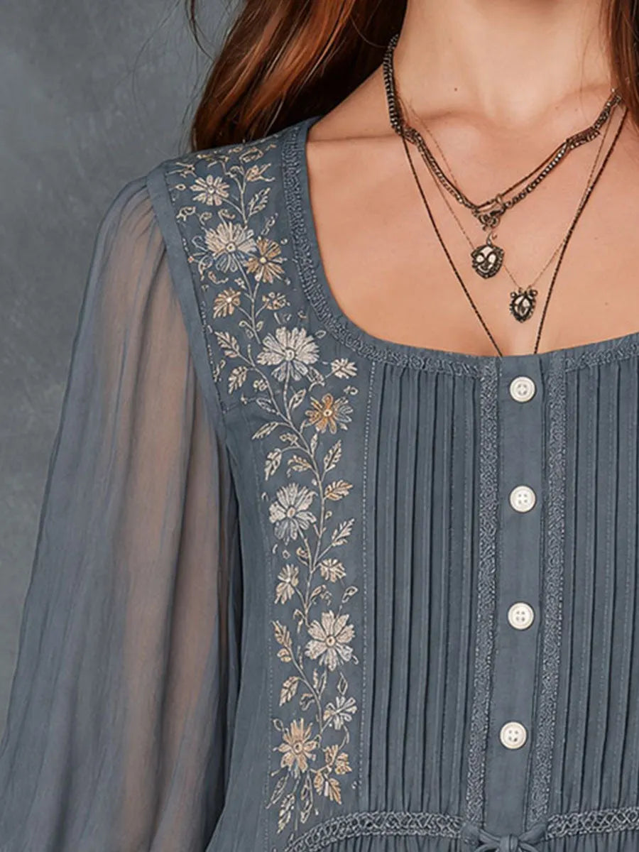 Chemisier bohème bleu ardoise brodé à manches transparentes avec lien à pompons