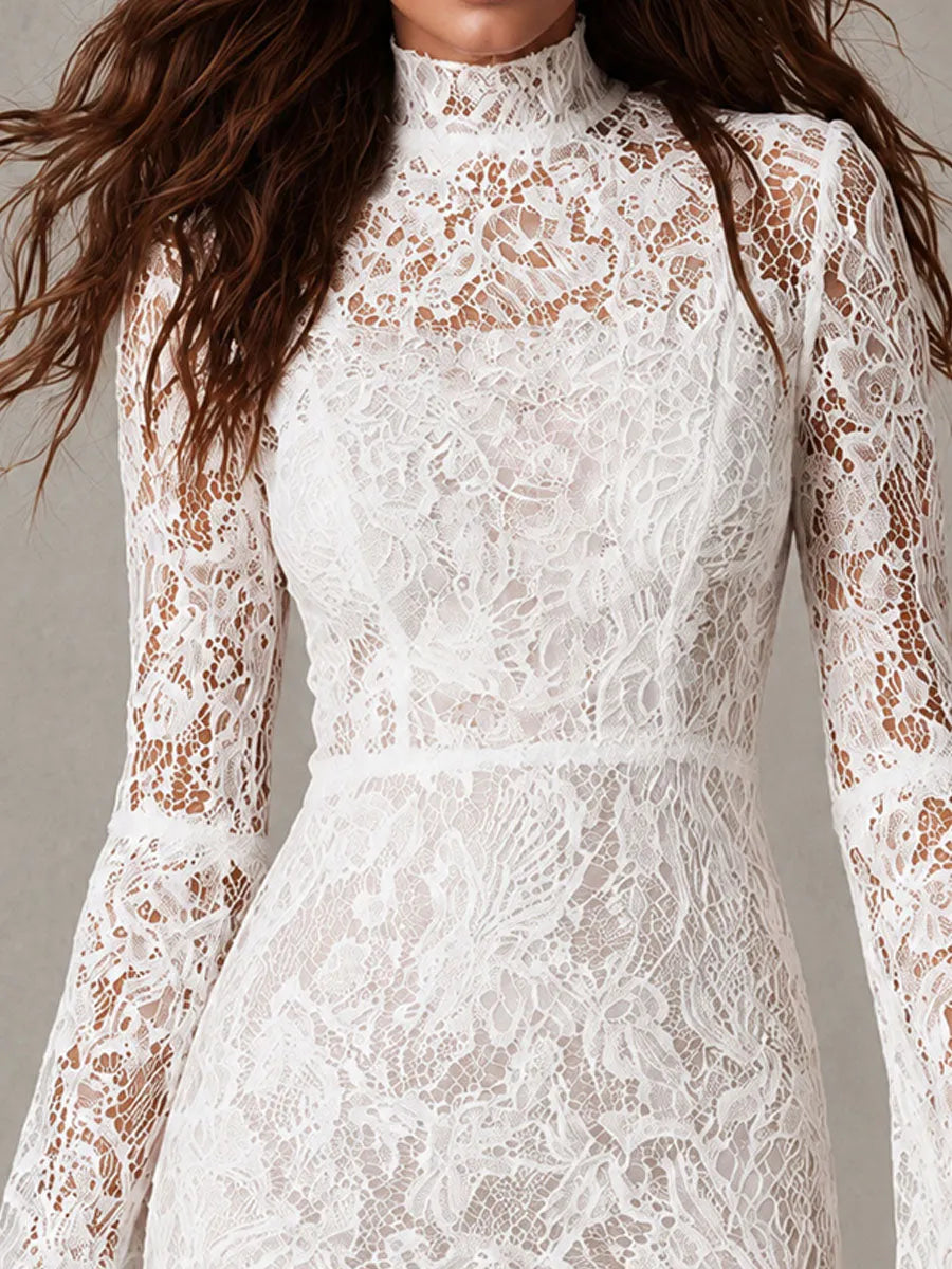 Mini-robe bohème romantique en dentelle blanche à col haut avec manches longues évasées