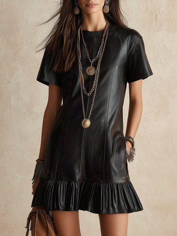 Minivestido feminino evasê de couro sintético com manga curta e barra de babados