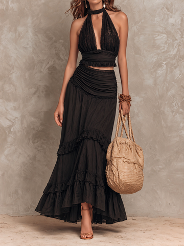 Conjunto de duas peças boho preto com cropped halter de renda e saia de babados em camadas