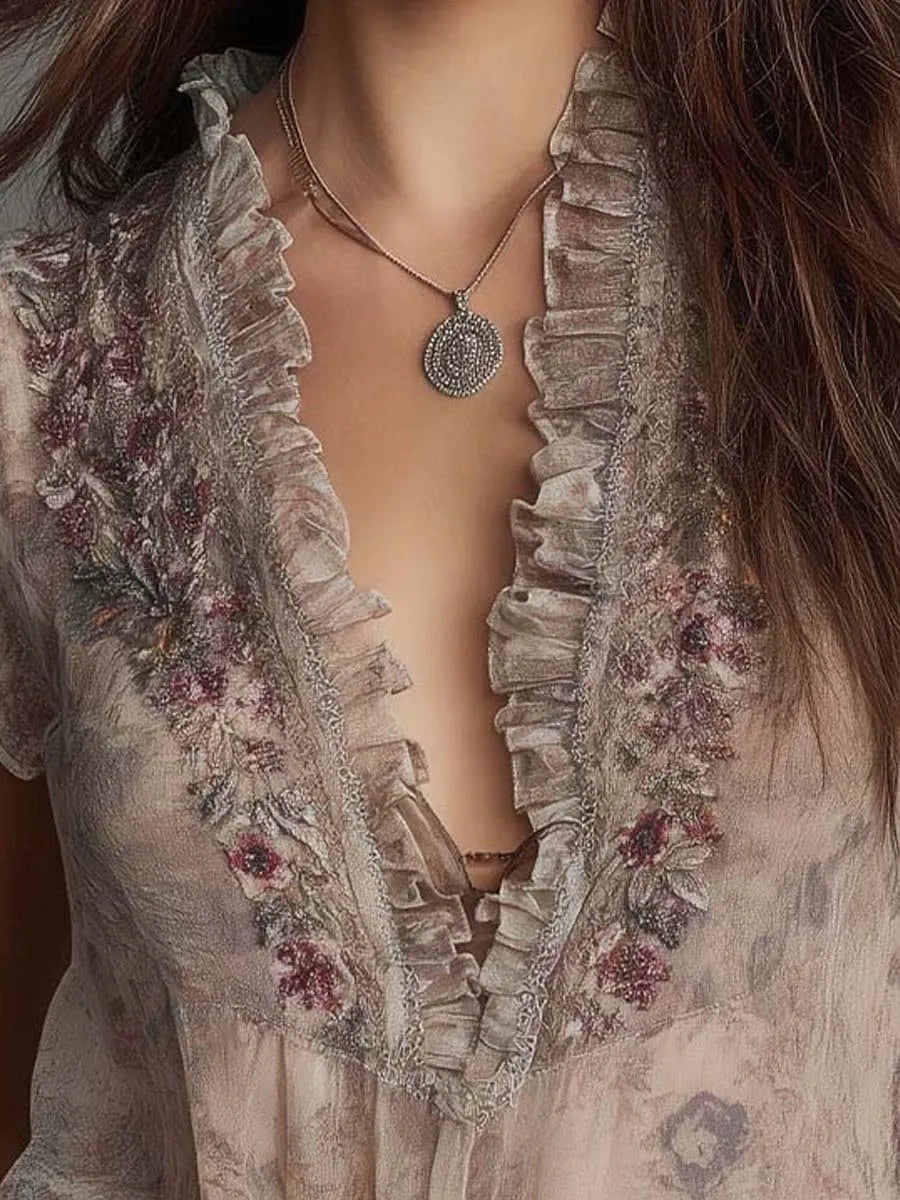 Chemisier en mousseline transparente à imprimé floral vintage, avec volants, bordure en dentelle et broderie à l'encolure