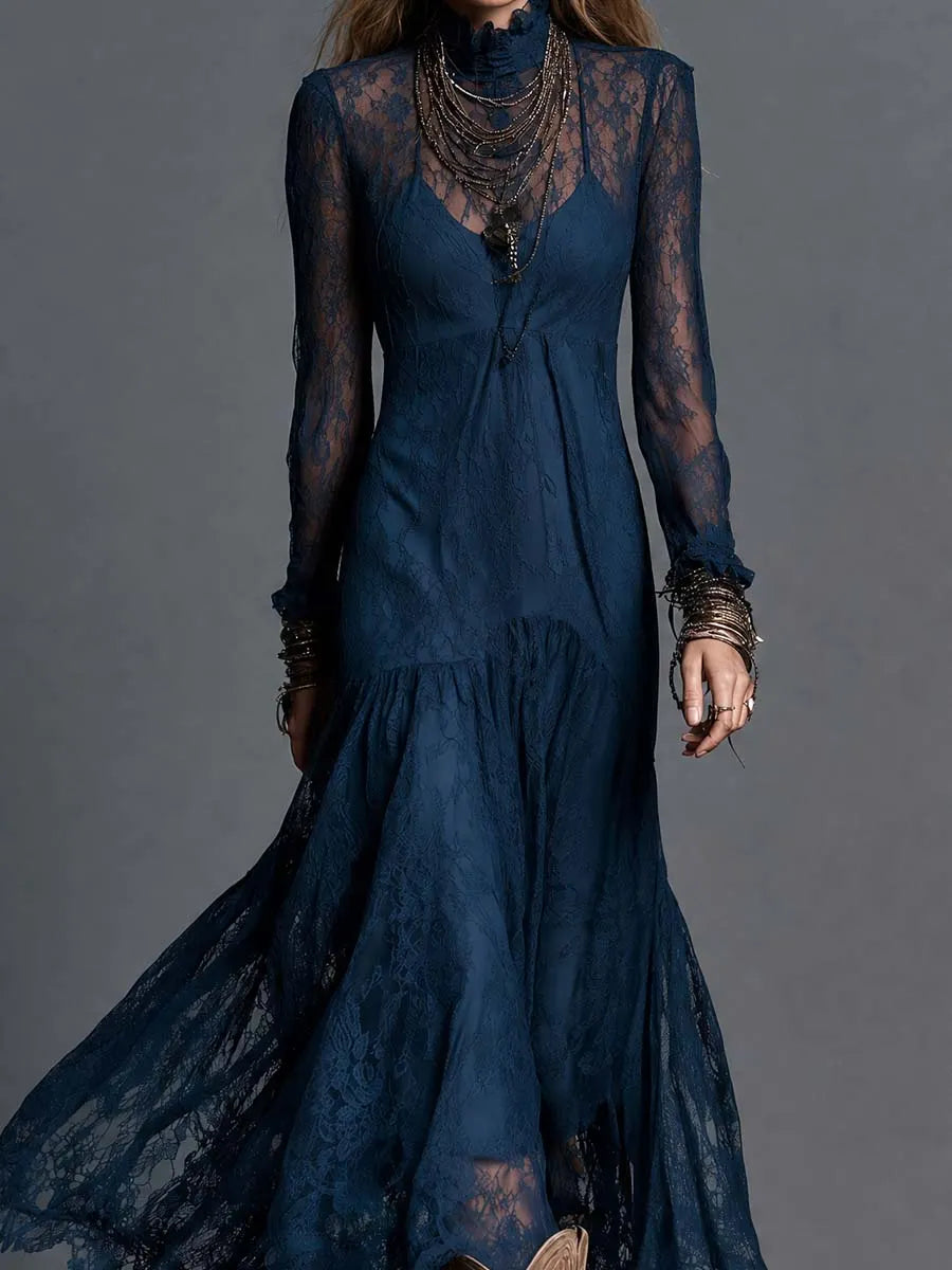 Robe longue bohème bleu marine en dentelle à col montant et volants