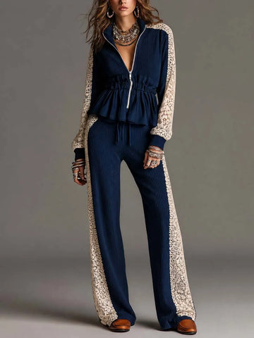 Conjunto Elegante de Duas Peças em Tricô Canelado Azul Marinho com Zíper Frontal e Top Peplum, Calça de Perna Larga com Painel de Renda Floral Off-White