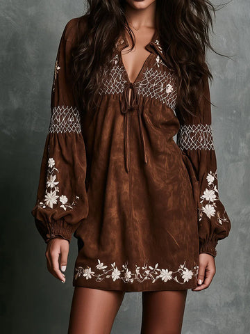 Minivestido de camurça Western Boho bordado com flores brancas