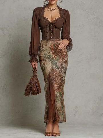 Vestido longo estilo sereia com fenda lateral, estampa floral, e espartilho franzido com renda boho