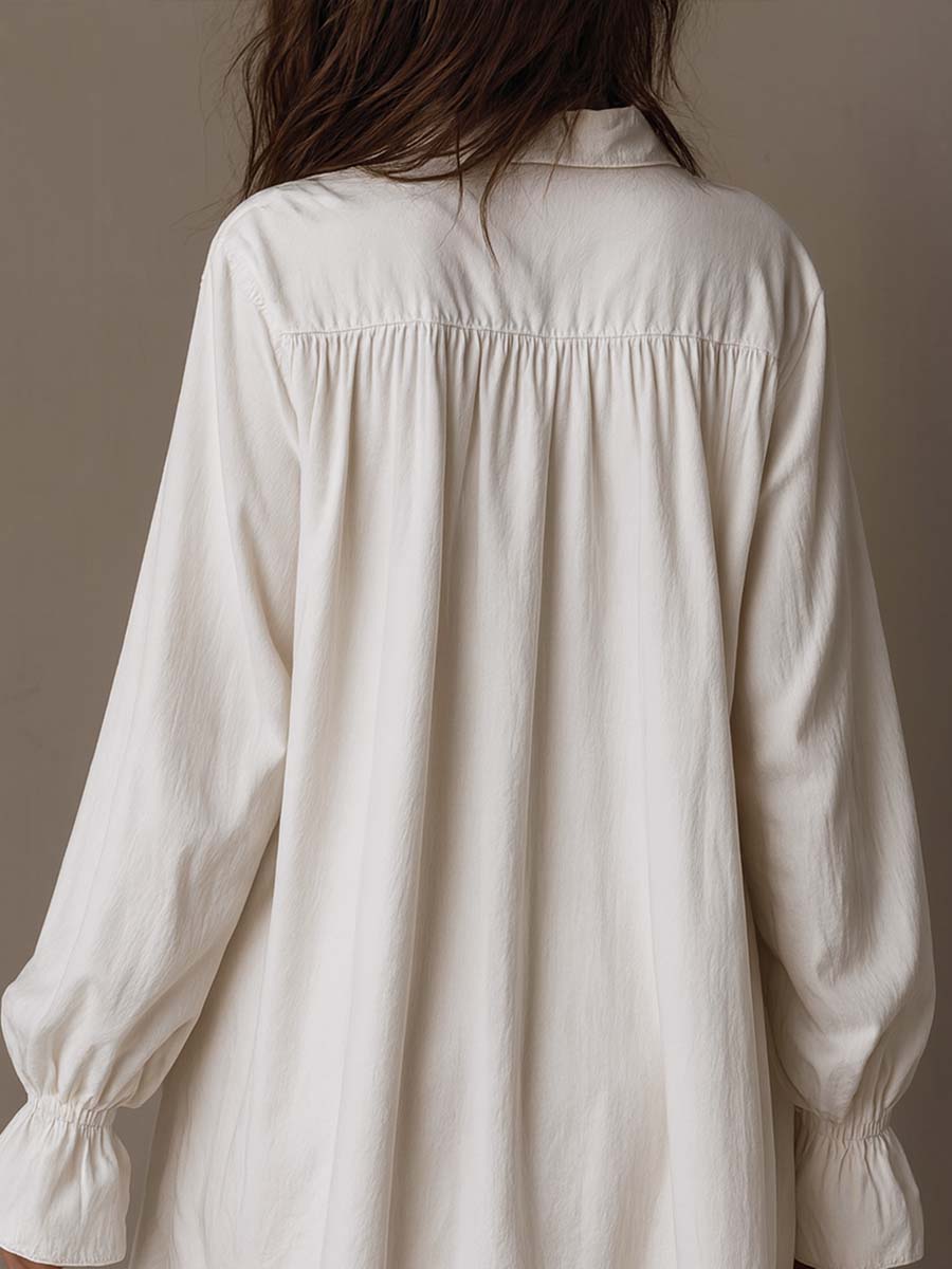 Vestido Curto Manga Longa com Renda Estilo Retrô e Bainha Irregular