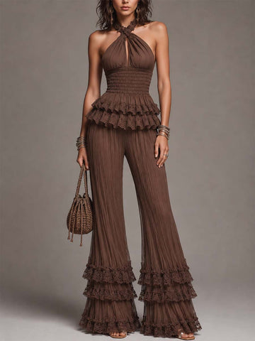 Conjunto de duas peças em tricô marrom-chocolate e chiffon amassado com babados de renda e gola halter