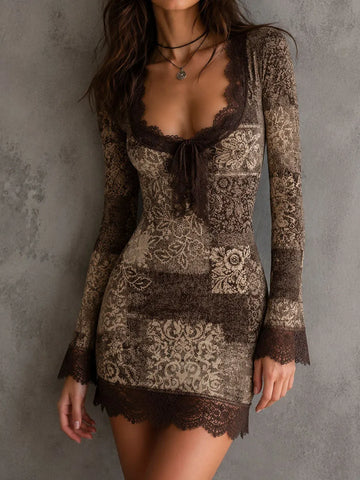 Minivestido retrô com estampa floral em patchwork e barra de renda