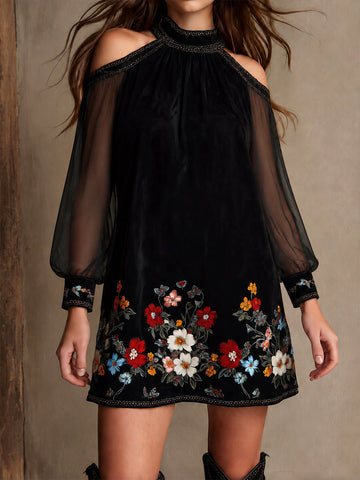 Minivestido Boho de Veludo com Bordado Floral, Ombro Vazado e Manga Transparente