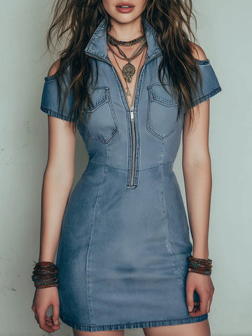 Vestido Curto Jeans Lavado com Recortes nos Ombros Estilo Retrô