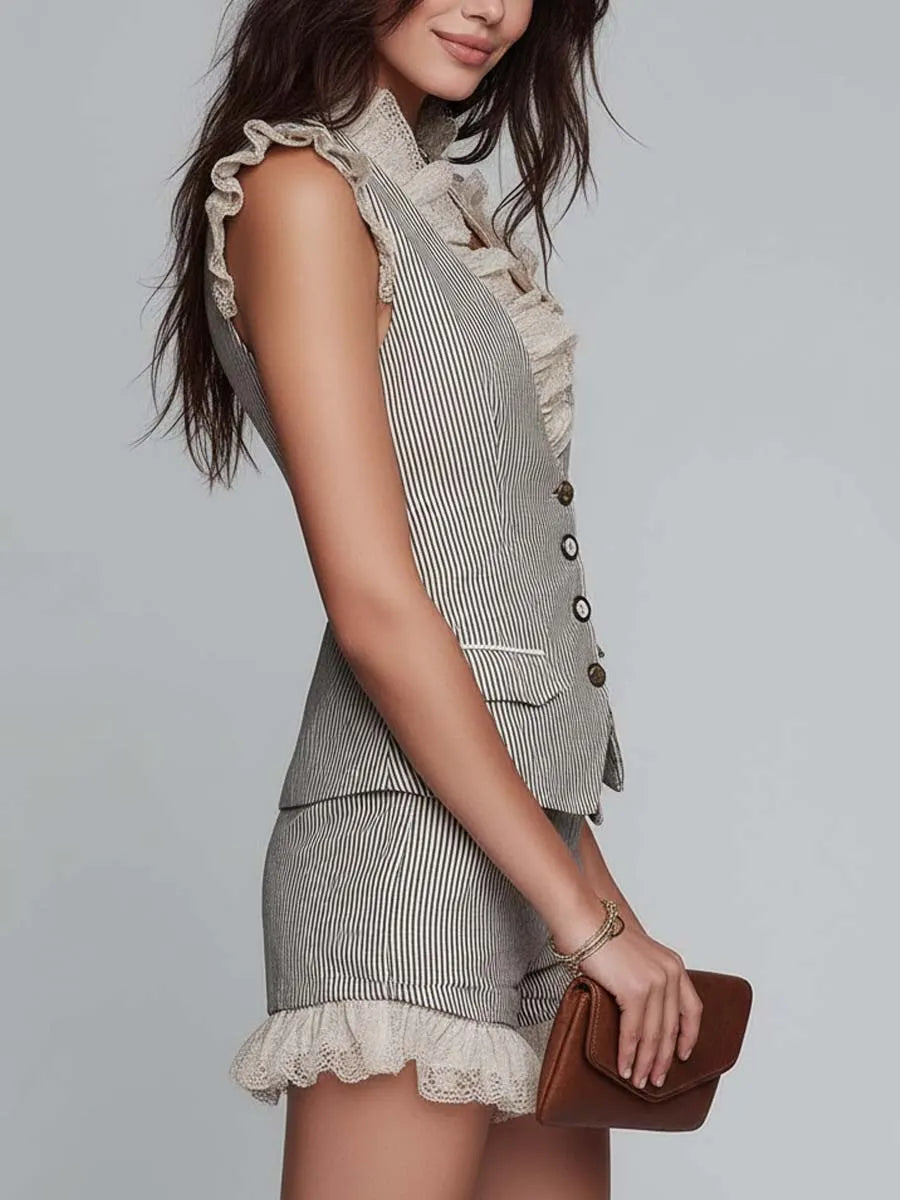Ensemble gilet de costume rayé et short avec dentelle