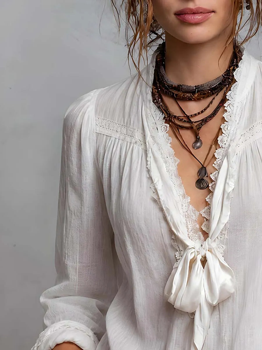 Blouse en coton et lin à col lavallière et bordure en dentelle vintage