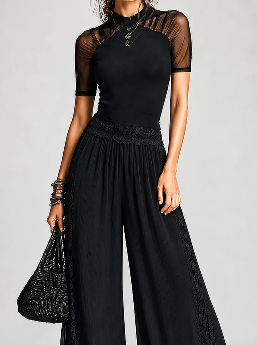 Conjunto de Camiseta Retrô de Manga Curta com Painéis de Malha e Calça Pantalona com Detalhes em Renda