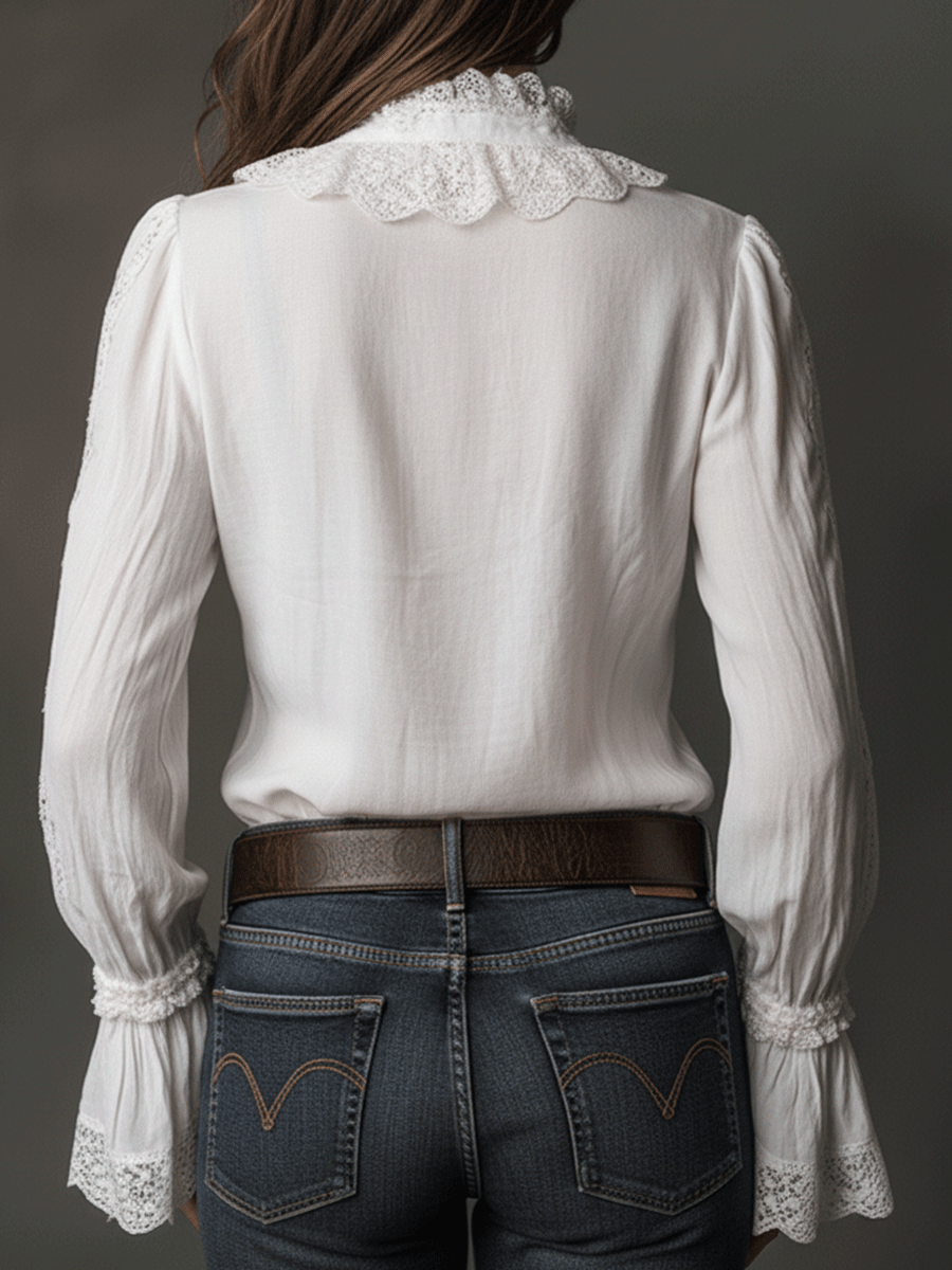 Camicia bianca con finiture in pizzo, casual e versatile