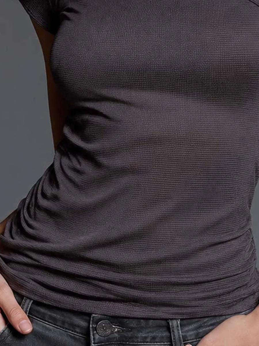 Top asimmetrico in maglia a nido d'ape grigio scuro con maniche in mesh