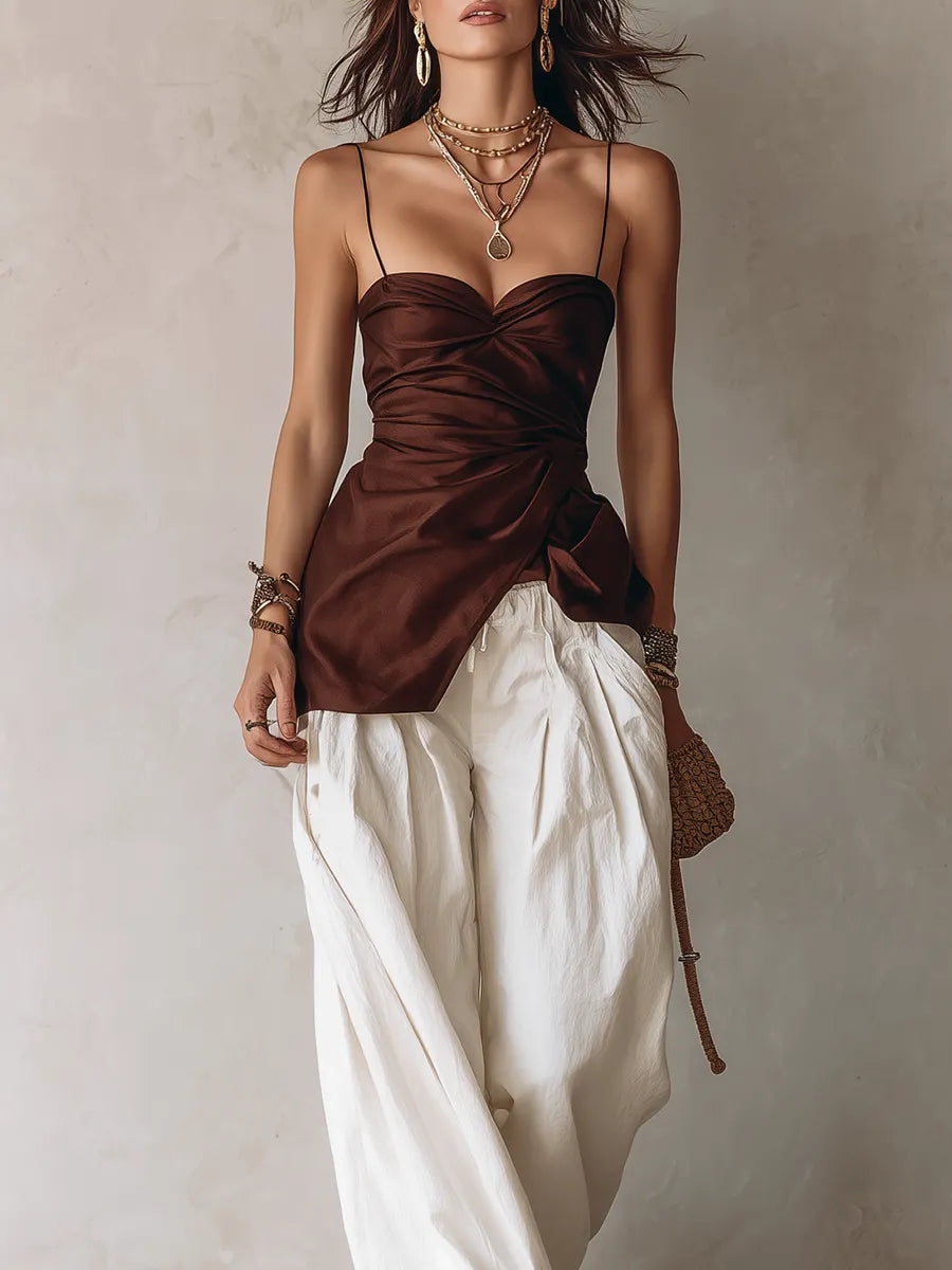 Haut bustier marron torsadé en satin de style bohème et pantalon large en lin blanc cassé