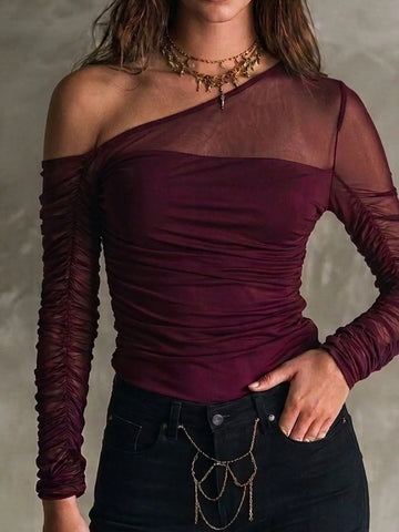 Blusa Assimétrica Manga Longa de Tule Drapeada Vinho com Ombro Caído