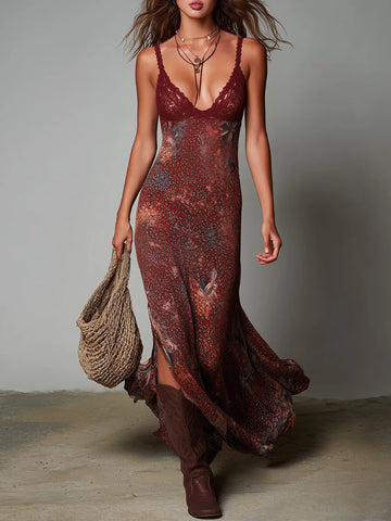 Vestido longo maxi com fenda na barra, estampa de leopardo e renda boho