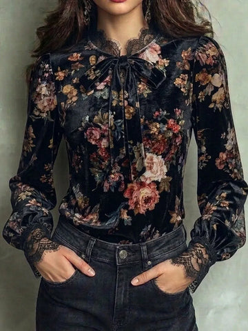 Blusa de Veludo Manga Longa com Laço e Punho de Renda Estampa Floral Retrô