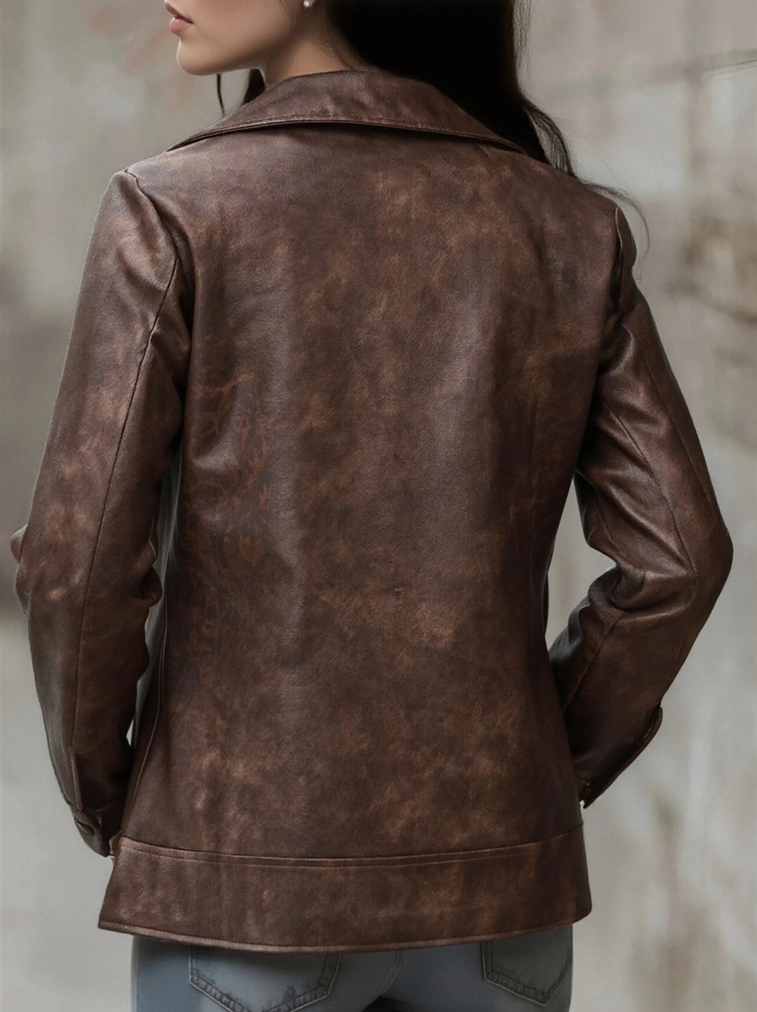 Jaqueta Feminina Vintage de Couro Sintético com Lapela